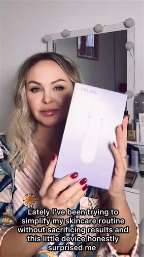 🏆 🅃🄾🄿 100 🅃🅁🄰🅅🄴🄻 🄱🄻🄾🄶🄶🄴🅁🅂 on Instagram: "Lately I’ve been trying to simplify my skincare routine without sacrificing results — and this little device honestly surprised me 🤍 I’ve been using the ANLAN Ultrasonic Skin Scrubber @anlan_official_eu @gentlejulia1225 a few times a week, and my skin feels noticeably cleaner and smoother. The ultrasonic cleansing gently removes dead skin and buildup, while the EMS lifting mode gives that subtle “fresh face” feeling — like after a good
