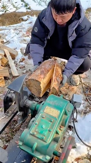 Splitting Large Wood Logs Into Firewood Using An Electric Mechanical Log Splitter Machine