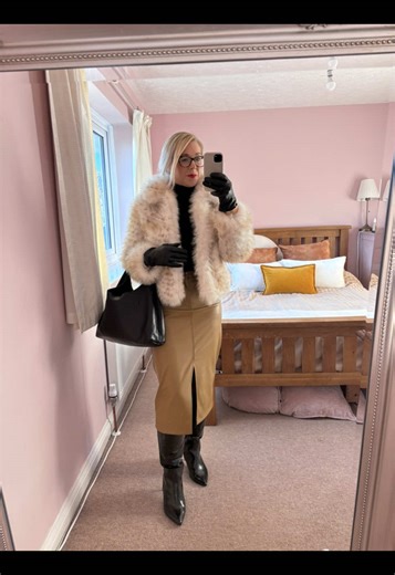 Confident Woman's Stylish Autumn Outfit Ideas