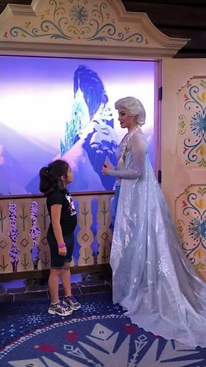 ELSA! I Meeting Queen Elsa at Disney World for the first time! #shorts
