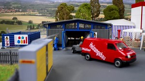 FALLER Gashändler - 130178 - Gas trader Kauf und Tausch von Flaschengas! Kleine überdachte Lager- und Verkaufsstelle eines Gashändlers mit vergitterten Fassadenteilen und Toren. Für die Szenenausgestaltung liegen zahlreiche Gasflaschen in verschiedenen Größen und Farben sowie Zaunteile für ein separates Gasflaschenlager bei. Weitere Infos unter: https://www.faller.de/miniaturwelten/eifrige-geschaeftswelt/15139/gashaendler Buy and exchange bottled gas! Small roofed storage and sales point of a ga