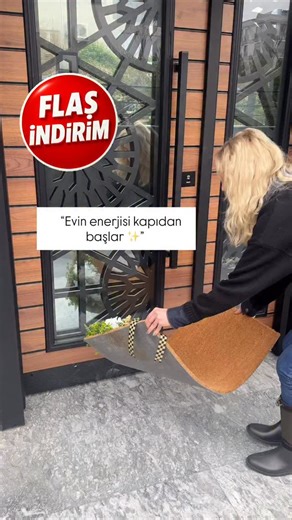 🔥FIRSAT ÜRÜNLERİ🔥 on Instagram: "Kapıdan girerken fark yaratan tam uyumlu bir set 🤍 ✨ Kapı süsü ✨ Kapı önü paspası ✨ Aranjmanlı yer dekoru Evinizin girişini tek parça gibi gösteren bu kombinle daha düzenli, daha şık, daha davetkâr bir ilk izlenim 🌿 Kolay temizlenir, uzun ömürlü ve her stile uyumlu. Misafirler daha içeri girmeden soruyor: “Bu set nereden?” 👀 🛒 Sipariş ve detaylar için DM 📦 Set halinde gönderilir 🏡 Giriş alanlarına özel hazırlanır #kapısüsü #kapıönüdekorasyonu #evgirişi