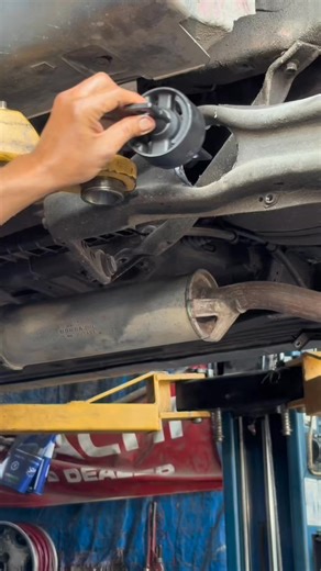 Eddie Benico on Instagram: "Honda crv gen1 honda civic 96 2000mdl Parehas lang po yan Hindi na kailangan baklasin lhat pag nag kabit ka ng trailing arm bushing tipid na madali pa Minos pa machine shop share kulang pano mag install ng bushing na Hindi na kinakalas #buhaymechanic #highlights #fbreelsfypシ゚viralfbreelsfypシ゚viralshare #fblifestyle"