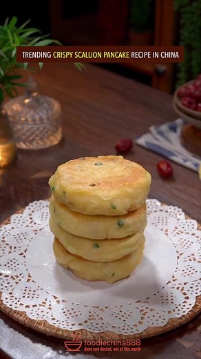 Easy & quick crispy scallion pancake recipe in China. Do you want to try? #recipe #pancake #chinesefood #cooking #comfortfood #scallions | foodiechina888