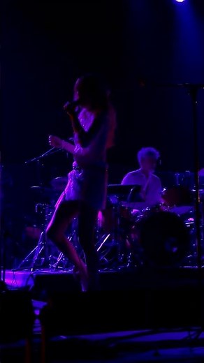 Blonde Redhead - 23 Live at Istanbul. #BlondeRedhead