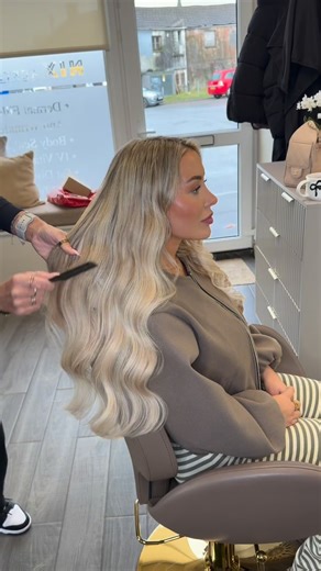 ALANA JASMINE THOMAS 🦋 on Instagram: "Come with me to get new extensions with @amypetraxx at Nix Aesthetics in Manselton Swansea 💇🏼‍♀️✨ @violahair Nanos 22” shades 60b & M18/60b ❤️ #hair #hairextensions #blonde #swansea #hairgoals"