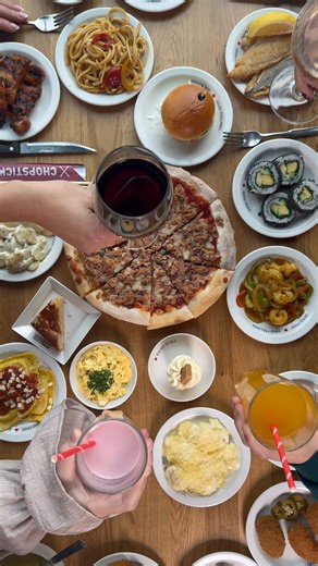 Heb je de nieuwe specials al geproefd😍? Wat dacht je van Ravioli mozzarella 🇮🇹 of erwtensoep van oma’s recept? Of liever de Mexicaanse gehaktschotel 🧑🏽‍🍳of maar meteen aan de witte chocolade ijs🍧 Bekijk alle specials op de website: www.abcrestaurants.com/sevenum/nl/specials/ | ABC Restaurant Sevenum