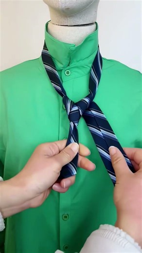 Easy Tie Knot Tutorial 👔 | Quick Tips & Tricks #TieTutorial #HowToTie #MensStyle