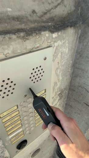 Repérage d’un bouton d’interphone — guide dépannage électricité