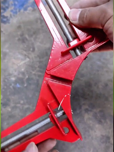 Achieve Perfect Angles with a Carpenter's Right Angle Clamp
