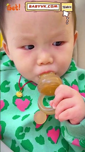Babies use pacifiers to eat fruit without worrying about choking