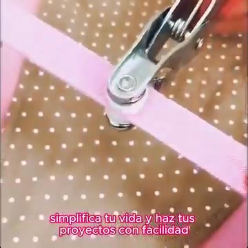 ¿Quieres fijar botones de manera profesional y sin complicaciones? El Kit de Manualidades - Botones a Presión es tu mejor aliado para tus proyectos de costura y manualidades. Beneficios: ✅ Fijación rápida y sencilla: Incluye alicates que te permiten abrochar botones en segundos, sin necesidad de herramientas adicionales. ✅ Versátil para diversos proyectos: Perfecto para ropa de bebé, bolsos, chubasqueros, prendas para mascotas y más. ✅ Organización eficiente: Viene en una caja transparente con c