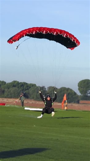 Monty Scholz on Instagram: "First load landings at @skydive_spain 🤩 Thanks to @skysmiths_ for the canopy coaching and great advice 🤘 #skydiving #skydive #dzlife #dropzone #extremesports"