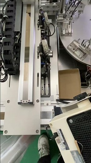 【製造業_工場内】自動で製品を整列させるロボット。自動搬送装置