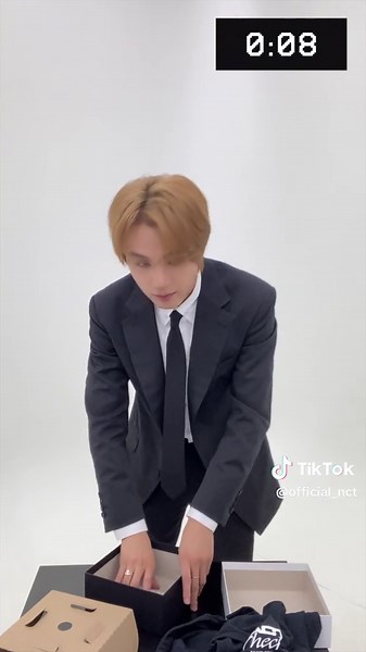 HAECHAN 30-Second Time Attack: T-Shirt Deluxe Box Unboxing Challenge!