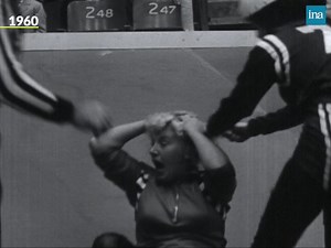 💪 TARTES PATINS 🛼. Le roller catch est une course de vitesse agrémentée de bagarres. Si au départ, c'est un sport masculin, il est rapidement devenu un sport majoritairement féminin, synonyme d'émancipation. Il connait son âge d'or des années 40 à 70. La discipline a alors progressivement disparu, jusqu'à renaitre dans les années 2000 sous une nouvelle forme, toujours féminine, désormais féministe et inclusive : l'actuel roller derby. | INA