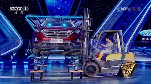 Watch this female driver operate the forklift to lift a two-ton car and put it on a stack of beer bottles and glasses | Construction Machines