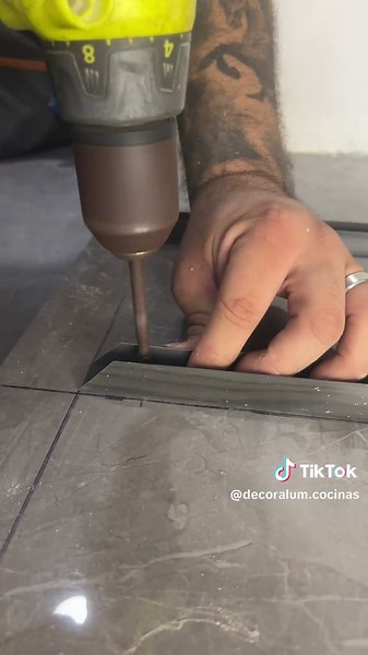 Descubre cómo creamos cocinas integrales de ensueño. Mira nuestro proceso de instalación y verás la calidad y dedicación que ponemos en cada proyecto. #PVC #CocinasYPVC #Closet #DiseñoDeInteriores #Sostenibilidad #Decoralum #kitchen #cocinaintegral