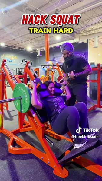 Training my client Ria on the Hack Squat machine with a quad-focused setup 💪 By keeping the feet closer together and lower on the platform, we shift more tension onto the quadriceps and reduce glute dominance. We focused on controlled reps, full range of motion, and proper depth to make sure the quads are doing the work and the knees stay in a strong position. 🦵 Small adjustments in foot placement and technique can completely change how an exercise targets your muscles. Train smart, focus on f