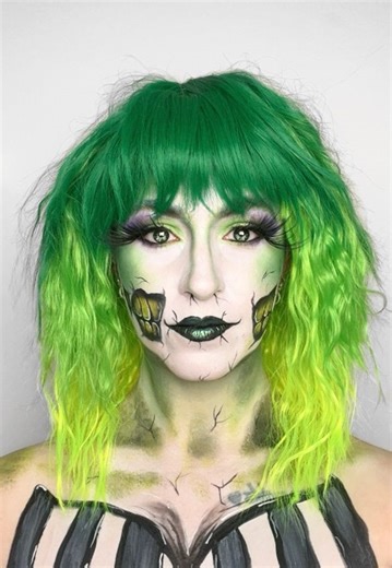 Has Beetlejuice ever looked this good? 💚✨ Our manic panic wig range is the perfect way to take any of your spooky season looks to the next level this Halloween! 🎃 | Smiffys