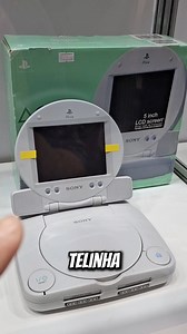 1.5K views · 1.2K reactions | Esse é o PS1 DEFINITIVO  Você sabia que o PlayStation 1 possui uma tela screen LCS que pode ser acoplada a ele? A tela funciona super bem, assim como a saida de som também, sendo um dos poucos consoles que possuem esse item! Conheciam? ✍️ ------------------------------------------ #ps1 #playstation1 #playstation #games #gamer #gamecollection #gamerlife #videogame #videogames #jogosantigos #nostalgia #paladino2000 | Paladino2000 | Facebook