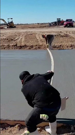 Sharing the process of skillfully using cloth strips to smooth concrete during road construction