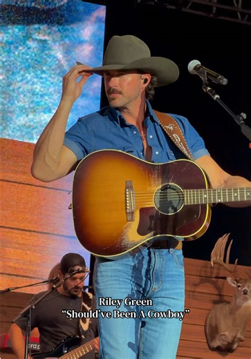 Never seen a finer looking Cowboy… 🤠🦆 #rileygreen #duckman #rileygreenconcert #cowboy #fyp