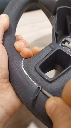 @avtoimperiya161 showing how making room for the seams is the key to getting the leather to lay perfectly flat. #thehogring #autoupholstery #upholstery #sewing #stitching #carinterior #hotrod #leatherwork #leathercraft #steeringwheel #leather #interiors #handmade | TheHogRing.com