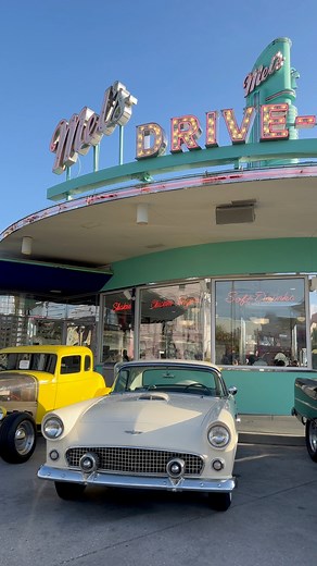 Step back in time at Mel’s Drive-In at Universal Studios Orlando, where the American classic diner vibes provides theme park attendees some delicious vegan eats. Today, the FARM Buzz team is sharing our experience with the vegan-friendly chili cheese fries and chili cheese dog offered in a classic diner environment. These plant-based versions of classic American favorites are a great, quick option for visitors on the go. 🍟🌭 #UniversalStudios #MelsDriveIn #VeganEats #ChiliCheeseFries #ChiliChee