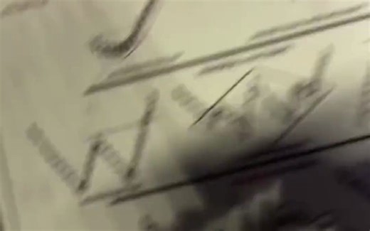 双底形态又称W底形态，走势如同字母“W”，通常发生在大级别下跌趋势末期