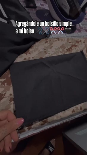 💥BOUTIQUE VINTAGE 🔥COSTURAS💥UPCYCLING💥 on Instagram: "Tutorial mega sencillo de cómo pueden agregarle un bolsillo simple a su bolso o cartera fav que tenga así forro de tela ❤️‍🔥🪡✂️ . Siempre con las mejores máquinas @janome_chile 🖤✂️ . #diy #tutorial #costura #janome #chile"