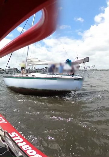 Pulling a sailboat out of the mud, crew helping to heel the boat over. #stuart #florida #towing #sailing#boatlife #pull #towboatusa#towboatus #aground #propwash#hondaoutboards #blowitout#boatlifeismybestlife #towtok #jensen