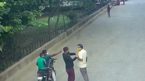Dramatic visuals of a chain snatching in the national capital have surfaced. Three masked men on a bike accosted a senior Delhi government bureaucrat in Prashant Vihar. The incident occured on October 1 during broad daylight. The police have registered an FIR though the assailants have not been identified. | The Times of India