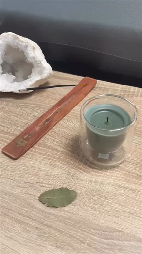 Le grimoire d’Astraline | Boutique ésotérique ✨ on Instagram: "Ce rituel est un geste symbolique d’ouverture, pas une promesse chiffrée à atteindre à tout prix. La bougie verte représente l’énergie de croissance et de prospérité. Le laurier est utilisé depuis toujours pour soutenir l’abondance et la réussite. Le montant écrit est symbolique : il sert à poser une intention claire, pas à créer de la pression ou de l’attente. En brûlant la feuille, l’intention n’est pas détruite. Elle est libérée e