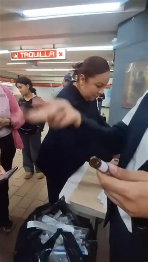 📹💉 Se viraliza video por negativa a vacunar al cierre de jornada laboral en módulo del Metro CDMX Un video difundido en redes sociales muestra el intercambio entre una usuaria y una trabajadora de salud en un módulo de vacunación contra el sarampión, donde la enfermera explicó que no podía abrir un frasco con 10 dosis faltando cinco minutos para el cierre, ya que podría implicar desperdicio, así como exceder su horario laboral. 🕑 En la grabación, la trabajadora señala que la decisión dependía