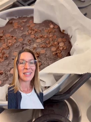 🌿 November is all about getting back to the basics of healthy eating! 🌿 This month, we’re focusing on plant-based foods that provide plenty of protein and nourishment. These foods are packed with vitamins, minerals, fibre, and powerful plant compounds (called phytochemicals) that help keep you healthy and even help prevent disease. Remember — there’s no single “superfood.” It’s your overall eating habits that make the difference! Here’s a simple way to build a balanced plate: 🥦 ½ plate: fruit