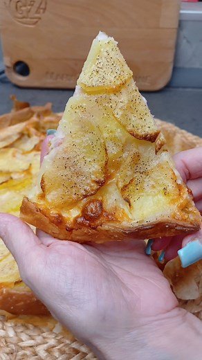 Idea per cena 😍 Pizza rustica con patate e prosciutto, buonissima e veloce da preparare! Ingredienti 1 rotolo pasta sfoglia (senza glutine) 2 patate 150 g scamorza (a fette) 120 g prosciutto cotto sale pepe olio extravergine d’olivaPassaggi Sbucciate e tagliare con una mandolina le patate in fette sottili e lasciarle in ammollo in acqua per 10 minuti. Srotolare la pasta sfoglia e adagiatela nello stampo per crostate, foderato con carta da forno. Bucherellate la base con la forchetta. Farcite la