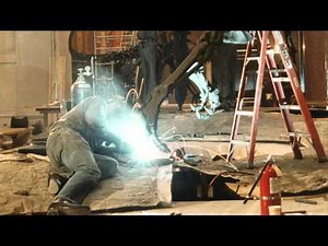 How are skeletal mounts of dinosaurs in museum exhibits built?