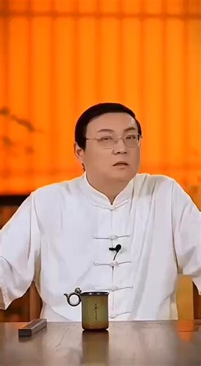 近日，老梁围绕“消费降级”话题发布视频在视频中，老梁认为一、“经济这几年不会好。消费降级是个持续的过程，一定要做好准备，不要抱有幻想。”二、“不要以为消费降级是别人的事。我这么有才，我这么有本事，我这么有人脉，我这么有能力，消费降级轮不到我，我依然是谁会精英。”他指出，“大时代的一粒尘沙，落到每个人都是一座大山。”在谈及社会结构时，他表示：“在中国最可笑的就是中产阶级，中国的中产就是笑话，可能一夜返贫。你不行，你差的远。我们要正确的认识自己的能力，不要把自己想得太高。”对于知识的作用，他提到：“有人说，我学那么多知识就没有用了吗？有用。你学那么多知识有用，让你知道，中产阶级脆弱的，是不可靠的。消费降级的时候你也是社会底层。学文化最大好处是清醒的认识到自己所处在哪个位置。”他还表示：“不学知识就不行了，你就跟司马南的粉丝似的，你还以为你是这个国家的主人当家做主呢，你不是做梦呢么！”关于人生与处世，他提出：“人一辈子有三件事：自己的事，别人的事和老天爷的事儿。自己的事儿别指望别人；别人的事儿别瞎管；老天爷的你得顺着它来。”他总结称：“消费降级是国运，你得顺着它来。有钱的时候你讲究点，没钱的