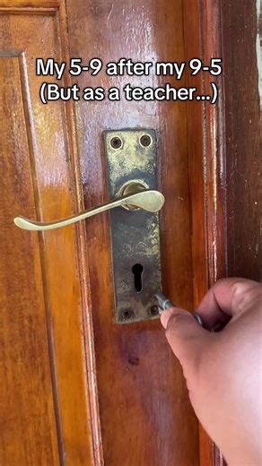 My 5–9 after my 9–5 as a high school teacher: ✨answering emails I ignored at school ✨marking tests I don’t wanna look at ✨making tomorrow’s PowerPoint at dangerous levels of delusion ✨finding glitter in places glitter should never be ✨telling myself “early night” at 22:47 #vlog #work #teacher