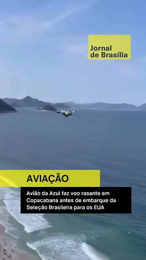 ✈️ O avião Embraer E195-E2 da Azul, companhia aérea oficial da Seleção Brasileira, protagonizou uma cena espetacular ao realizar um voo rasante pela orla da Zona Sul do Rio de Janeiro. O momento especial ocorreu pouco antes do embarque oficial dos jogadores brasileiros rumo aos Estados Unidos, nesta segunda-feira (1º/6), e pegou o público de surpresa. 🏖️ A aeronave, personalizada com as cores do Brasil, cruzou o céu da orla carioca em baixa altitude, sendo recebida com muita animação e aplausos