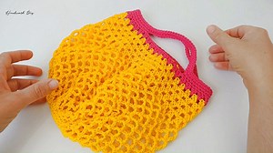 Hoy les comparto tutorial de bolso tejido a crochet paso a paso. Es un precioso bolso que pueden adaptar para tejer en las medidas que gusten. Espero que les resulte super útil. #crochet #ganchillo #comotejercrochet #bolsocrochet #bolsaganchillo #totebag | HandworkDiy