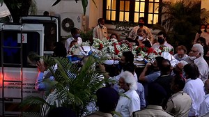 560K views · 112 shares | Rajiv Kapoor's Final Journey From HIs Residence. Bollywood Celebs including Shah Rukh Khan, Gauri Khan, Ranbir Kapoor, Alia Bhatt, Anu Malik, Karisma Kapoor, Kareena Kapoor Khan, Ashutosh Gowariker Pay respect | Movie Talkies | Facebook