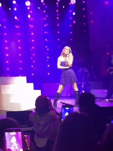 Freya Skye - Stars Align Tour - First show in London (March 5) Part 1 of 2 This is a screen-recording of a TikTok livestream by the user aaliyahs.hidden. Songs performed in this part: Can't Fake It petty Walk Over why'd you have to call Bad Taste (unreleased) Who I Thought I Knew london (unreleased) #freyaskye #starsaligntour #zombies4 #disneyzombies #jesc