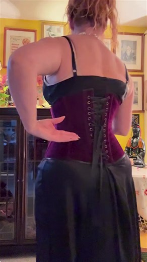 Slow lacing, deep breath, everything settling into place ❤️ There's something grounding about the moment a corset comes together, supportive, elegant, and quietly powerful. This is not about restriction, it's about being held, shaped, and feeling beautifully at home in your body. #winevelvet #corsetlove #laceembrace #corsetlife #slowfashion #bodyconfidence #handmadecorset #corsetry #curvycorset #corsetstyle