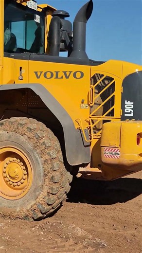 VOLVO L90F LOADER TRUCK FOR UNLOADING SAND AND GRAVEL.