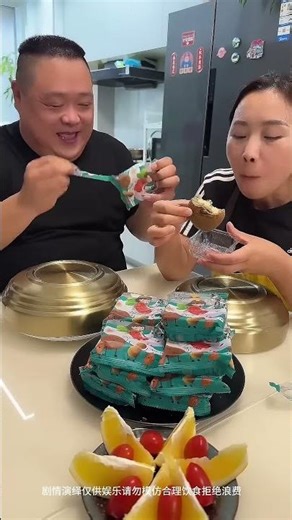 The stingy husband put all the braised pork in his own plate, but I actually swapped it back