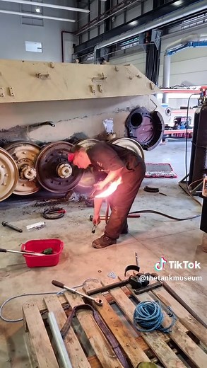 King Tiger gets The Royal Treatment #thetankmuseum #ktv2 #workshop #restoration #mechanic #history