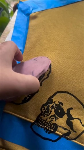 How cool is this skull block printing? 💀💀💀 Artist @maudecomplexshop #haloween #spookyseason #skeletonart #skulls #spookyart #printmaking #blockprinting | Skull Inspiration