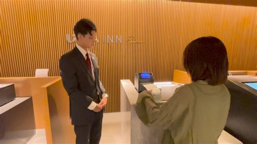 #ヤマト運輸 は、全国のホテルや空港などの観光施設に、スマホで送り状が発行できるツールを10月1日（月）から 提供開始しました。 利用者は受付に並ぶ手間がなく、好きな場所・タイミングで、送り状の発行手続きができるようになります。 専用のWebサイトで、住所や氏名、電話番号などの荷物の発送に必要な情報を入力すると、二次元コードがスマホの画面上に表示されます。この二次元コードをツールにかざすだけで、簡単に送り状が発行されます。 専用のWebサイトは英語も対応しており、外国人のお客さまもスムーズに利用できます。 利用者の送り状発行手続きが、専用のWebサイトで完結するので、導入施設では受付で送り状発行にかかわるご案内を省略でき、受付スタッフの方の業務負担が軽減されます。 今後も引き続き導入場所や対応言語を拡大し、観光客のより良い快適な旅行をサポートするとともに、オーバーツーリズムの解消に貢献します。 ▼ニュースリリースの詳細 https://www.yamato-hd.co.jp/news/2024/newsrelease_20240930_1.html?_gl=1*njalzl*_gcl_